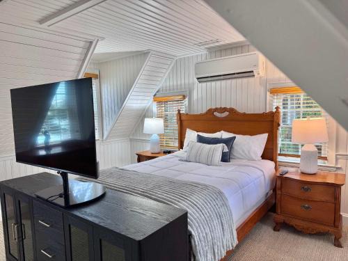 Ocracoke Bed & Breakfast | 07-Founders Suite at The Castle Inn