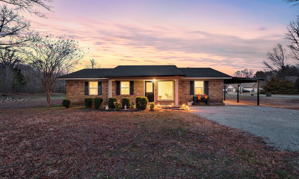 Jonesboro House | 1-Acre Retreat, Fire Pit, Near ASU & Hospital