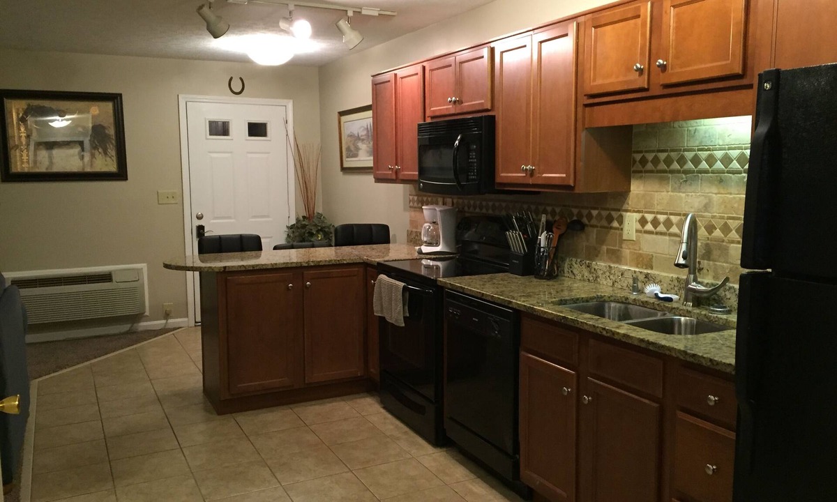 Crescent Hill Condo | 1 Bedroom 1 Bath Condo
