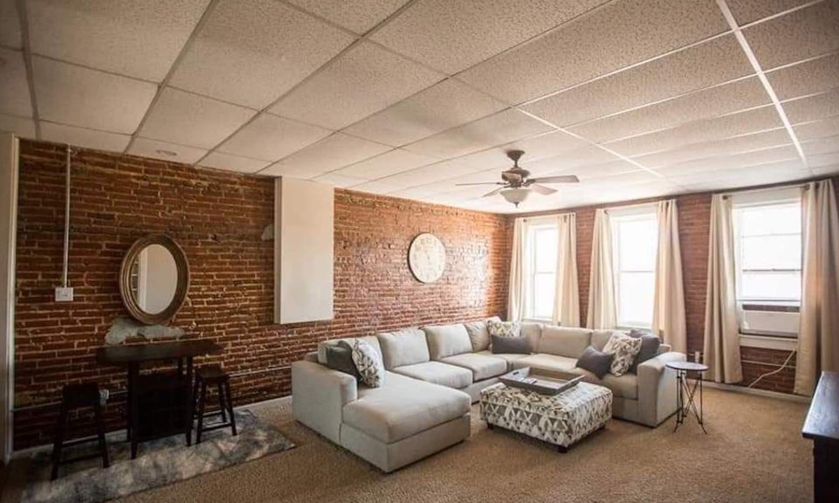Seneca Apartment | 1 Bedroom Apartment, Overlooking Downtown Seneca