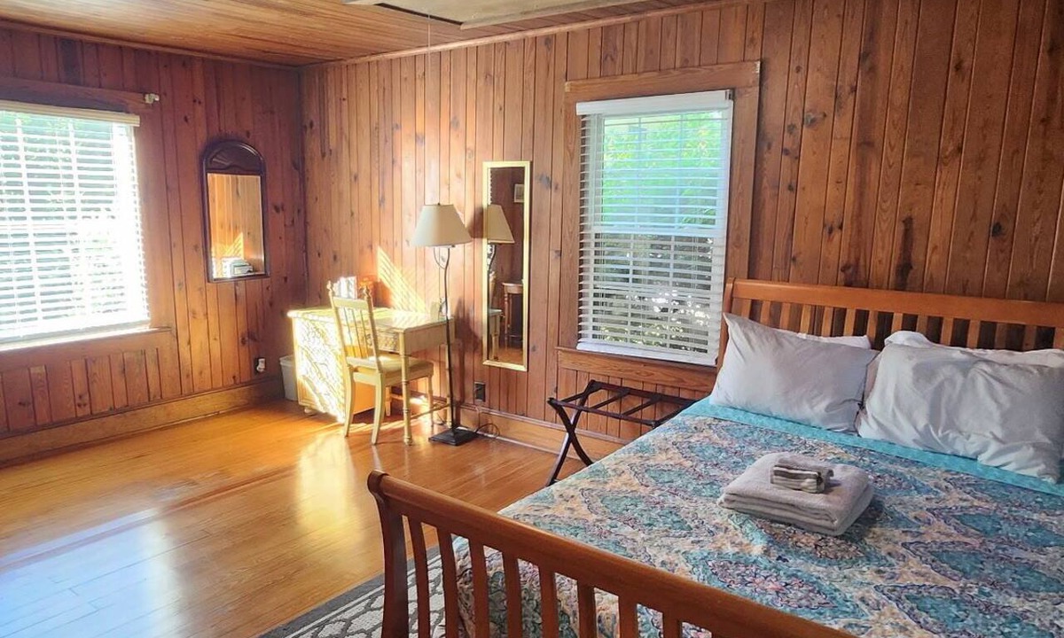 Clinton Cottage | 1-bedroom guesthouse with AC in charming downtown Clinton