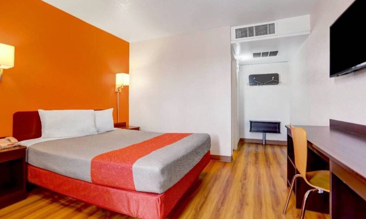 Grants Apartment | 1 King Bed | Non-Smoking