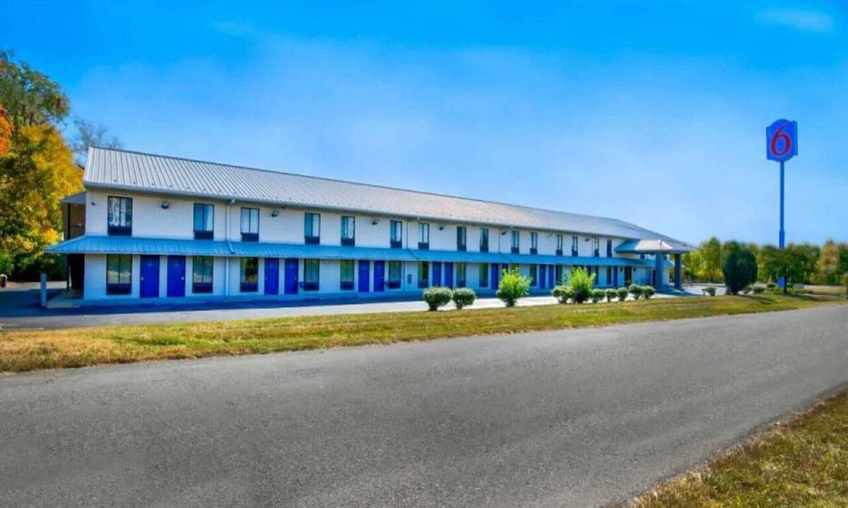 Jeffersonville - Clarksville Apartment | 1 King Bed|Nsmk,Micfridge