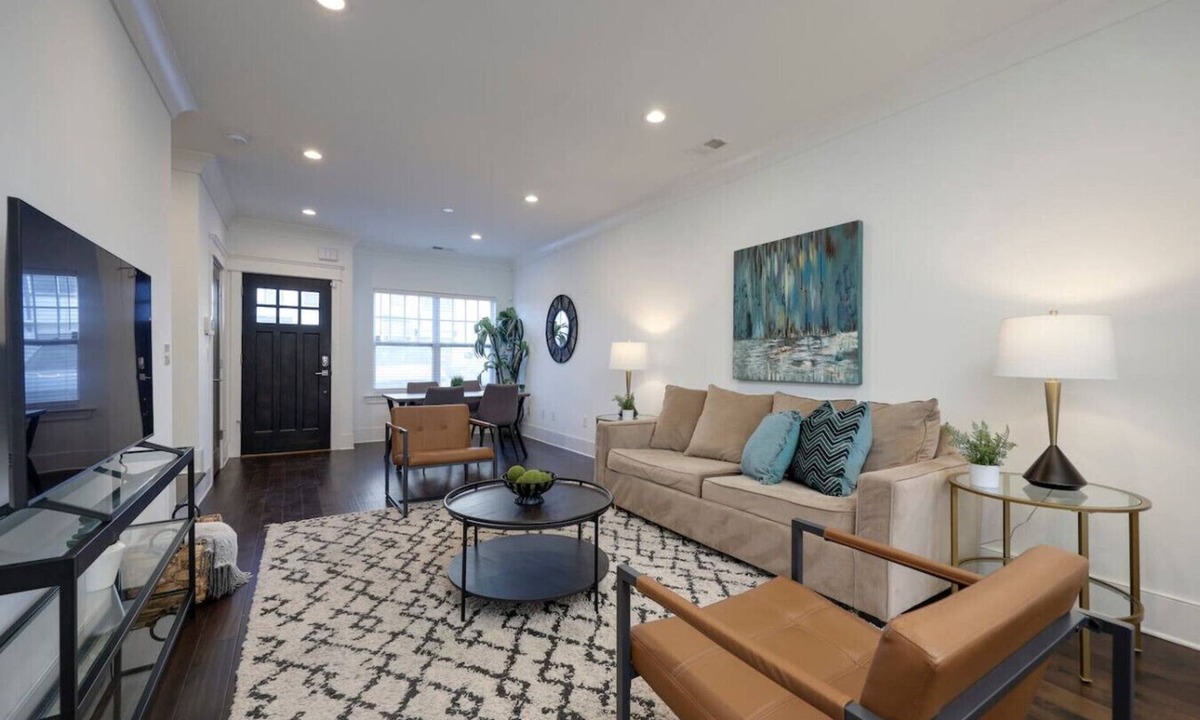 Charlotte Park Villa | 10 Mins To Broadway - Alluring Gated Townhome