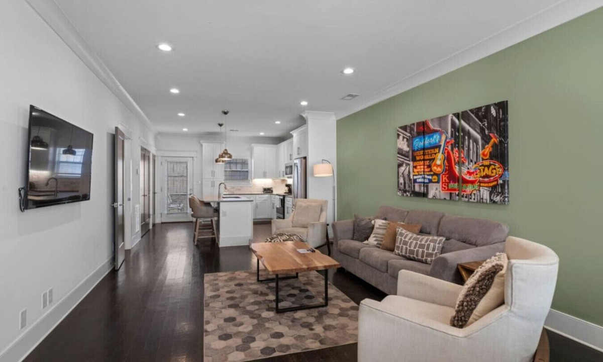 Charlotte Park House | 10 Mins To Broadway - Unwind in Style