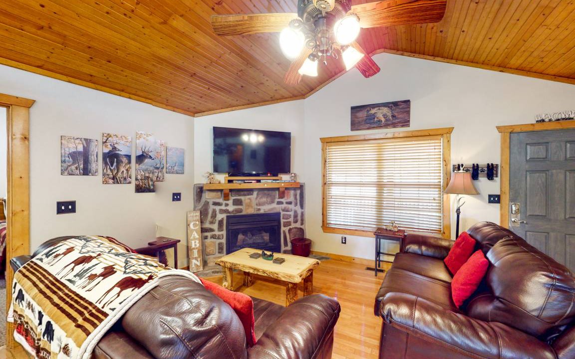 Reeds Spring Cabin | 101 m² Cabin ∙ 2 bedrooms ∙ 6 guests