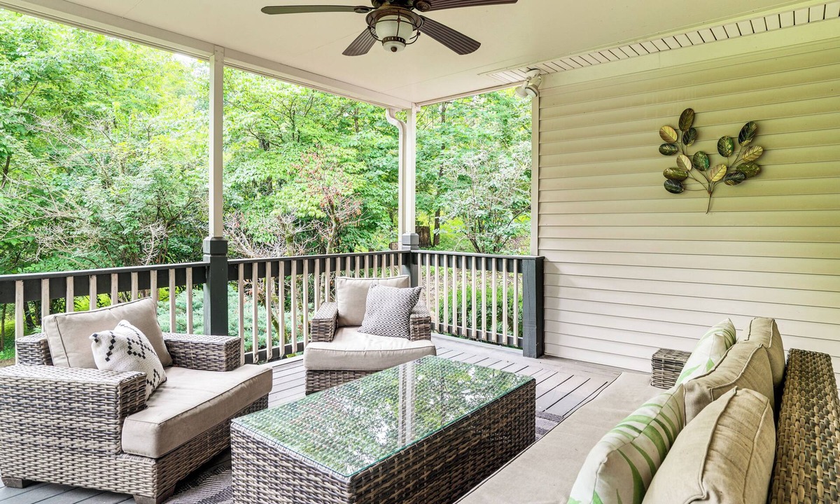 Buechel House | 17 Private Acres! Modern Louisville Escape w/Deck