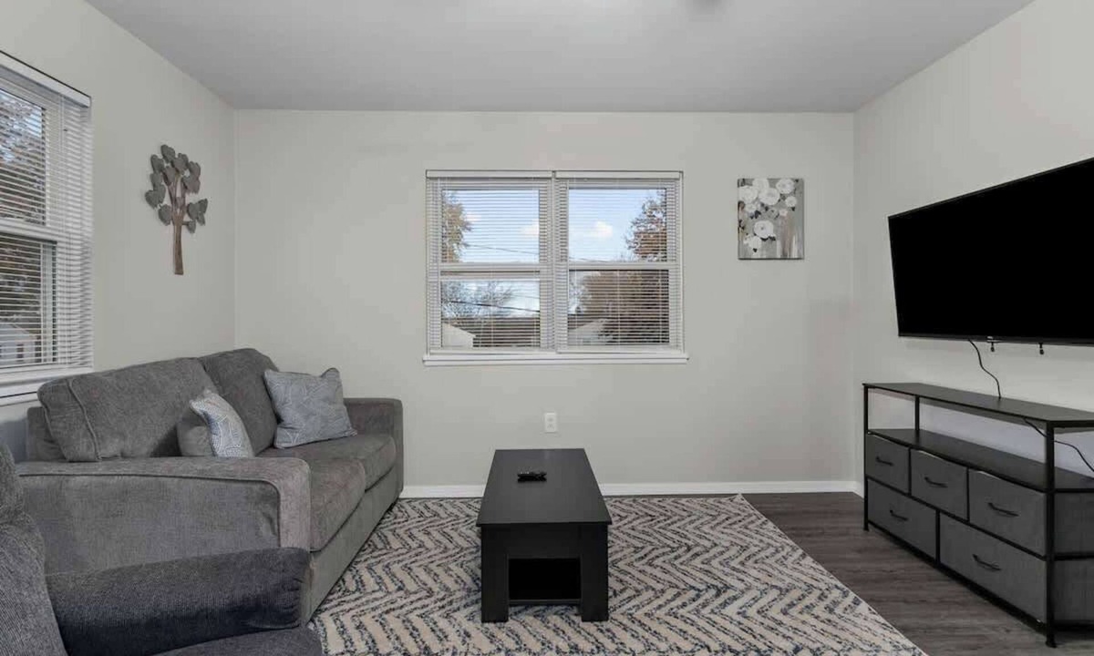 Riverside Apartment | 1BR Near Downtown KC | Free Parking, 2nd Floor