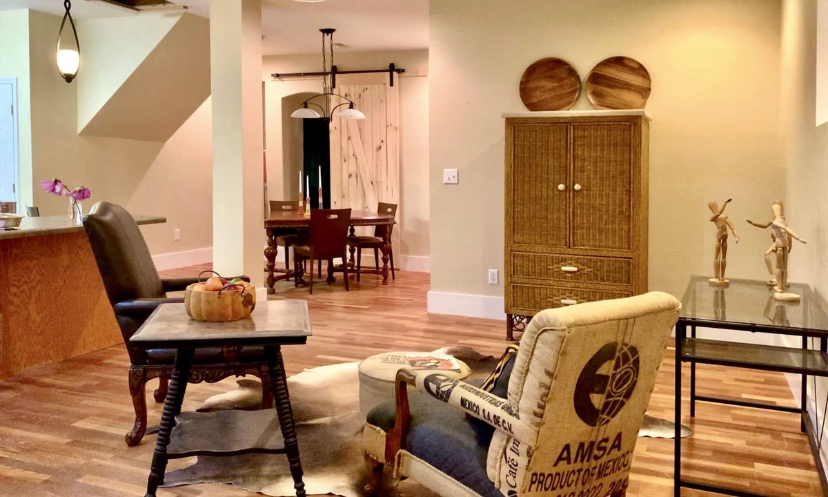 Cowan House | 1st floor private dog-friendly open plan L/D/K apARTment w/private Q ensuite BR