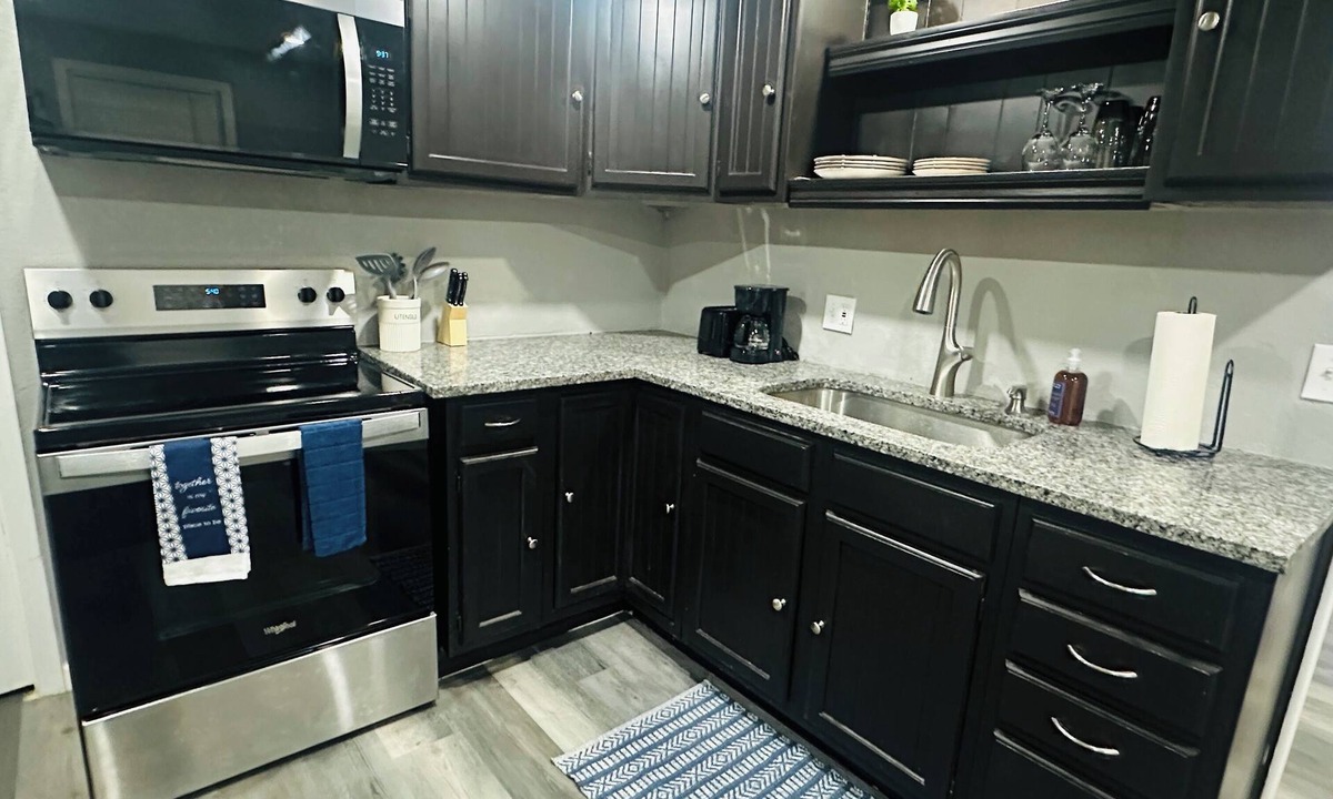 Sugar Creek House | 2 bdrm house in Sugar Creek 7 minutes from 435- 12 minutes from GEHA Stadium