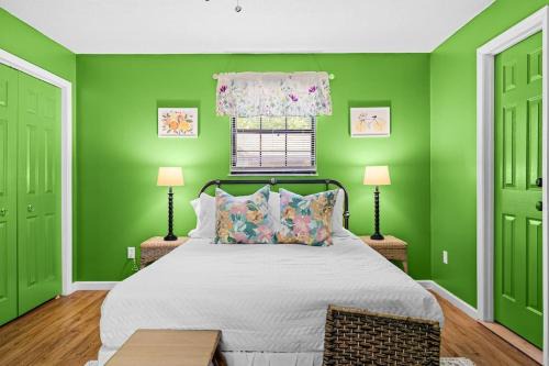 Louisville House | 2 Bed 1 Bath Private Suite Funky Bunch TYSUT