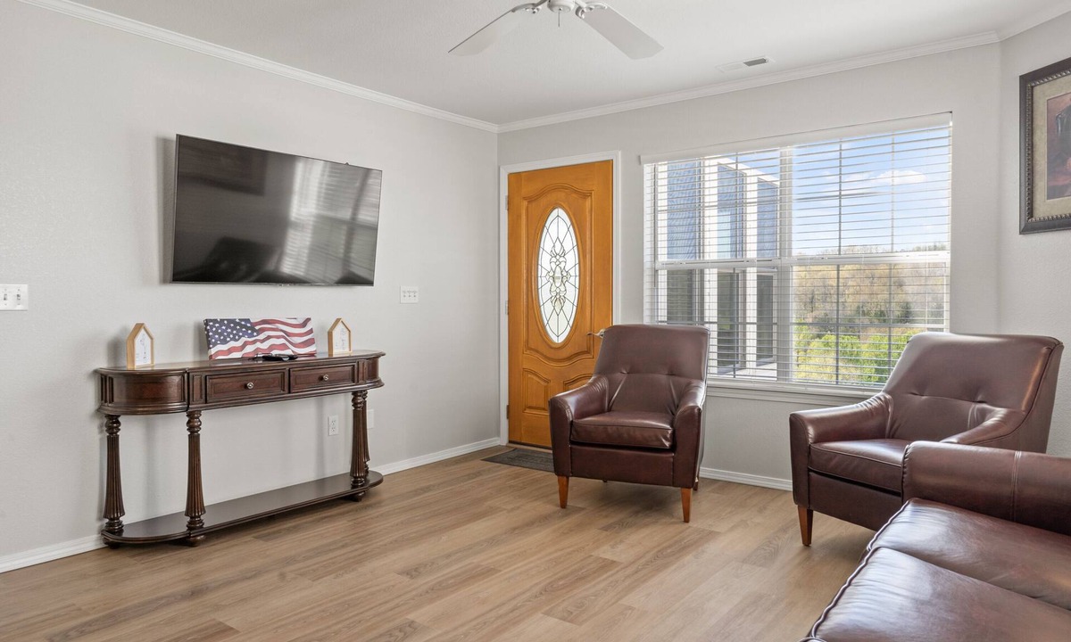 Branson Condo | 2 Bedroom, 2 Bathroom Walk-in Condo with Golf Course View from All-Season Sunroom