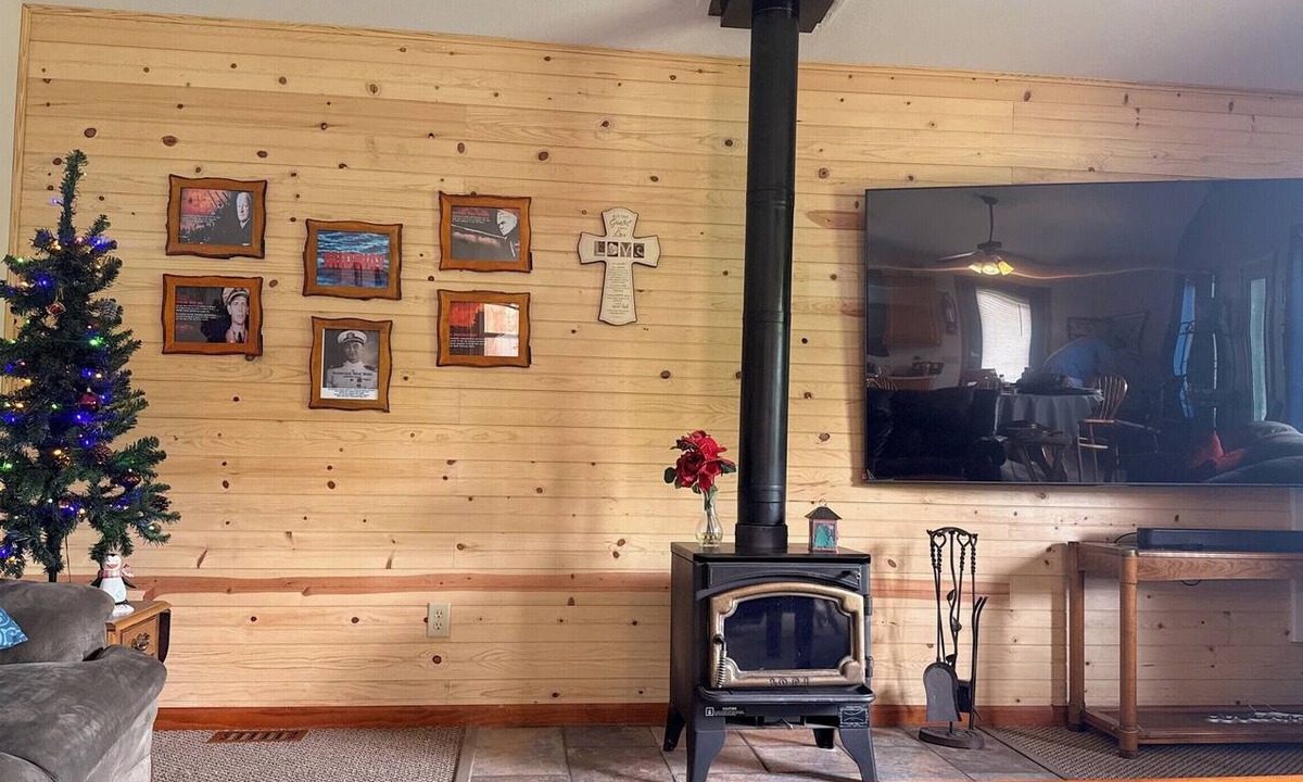 Branson Cabin | 2 bedroom 2ba cabin 60’ to Lake Taneycomo, 20min to Branson 36’ deck 3 smart TVs
