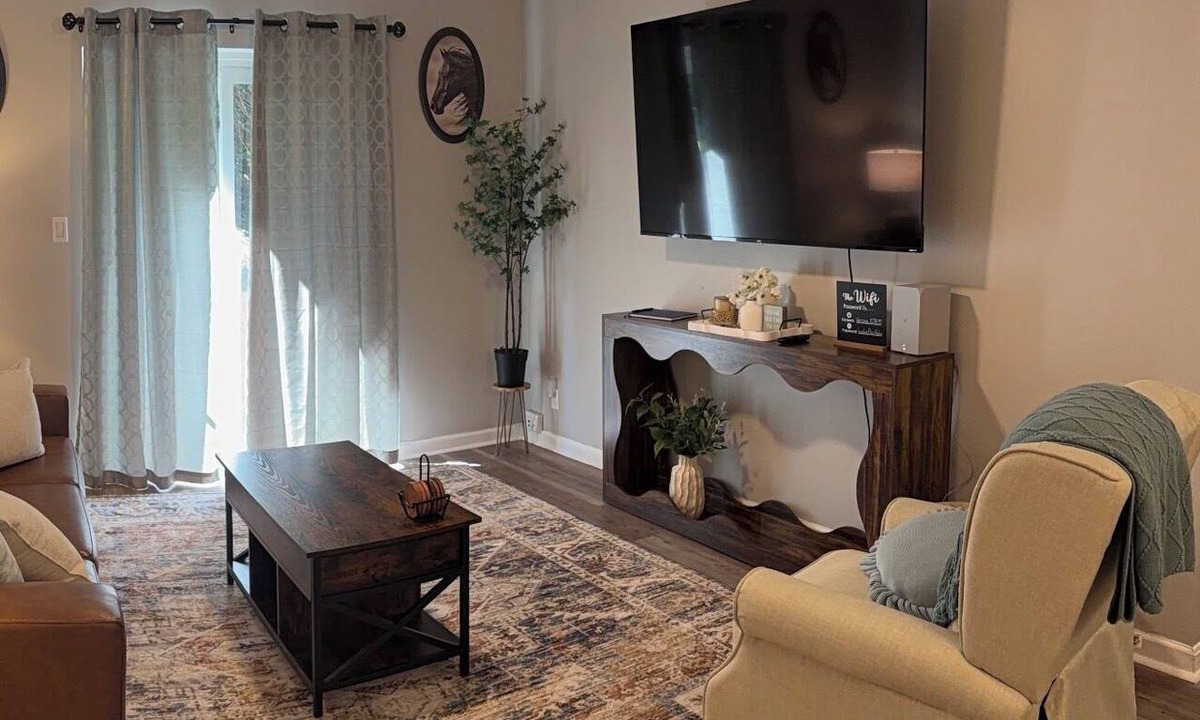 Bonnycastle Condo | 2-bedroom condo in adorable Louisville with AC and comfort