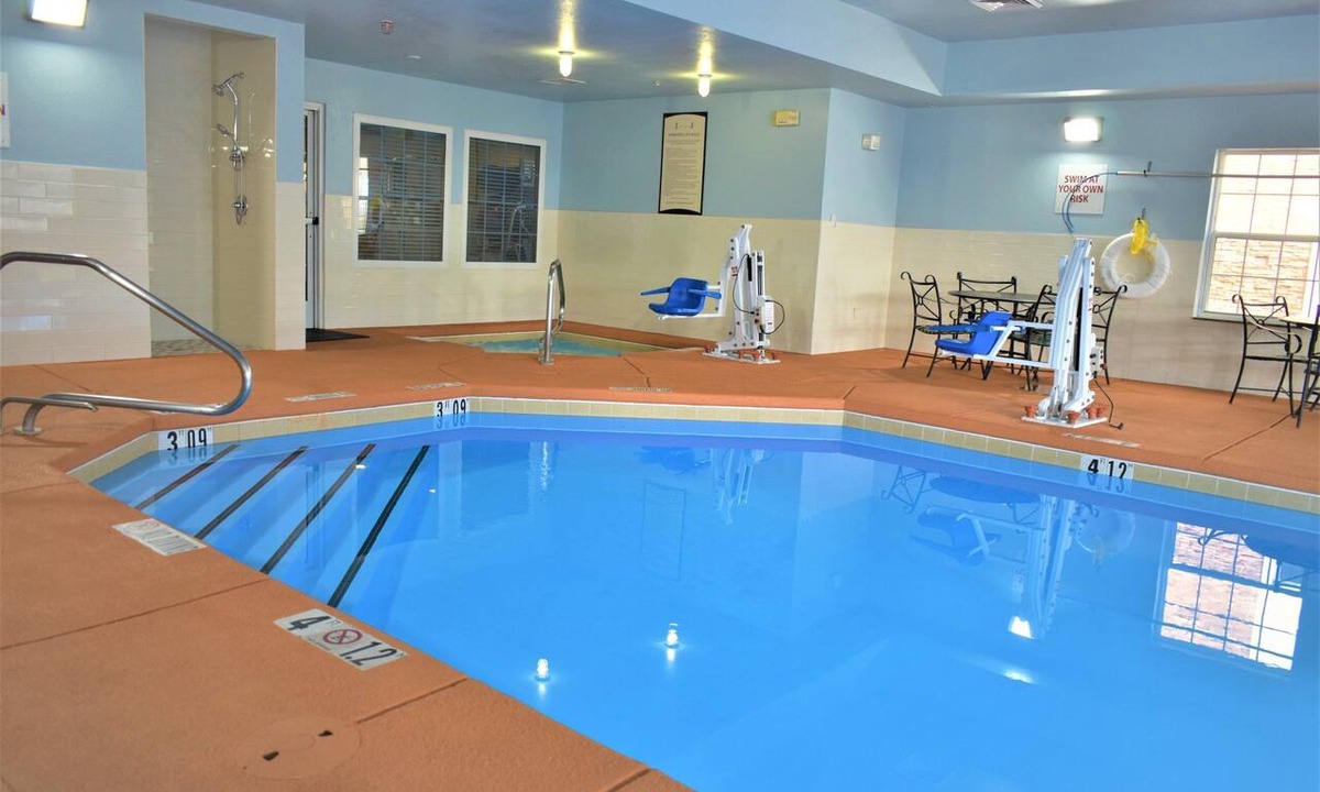 Northeast Heights Apartment | 2 Bedroom | Equipped Suite | Pool + Hot Tub Access