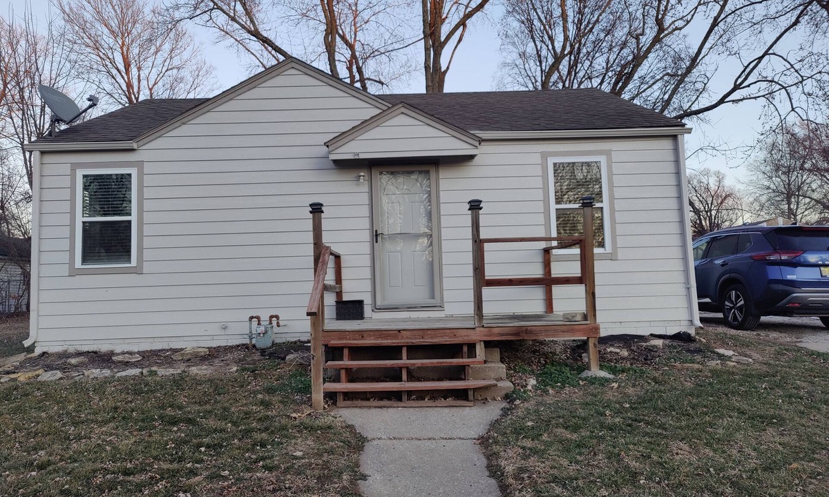 Olathe House | 2-bedroom house in amazing Olathe with cool AC comfort