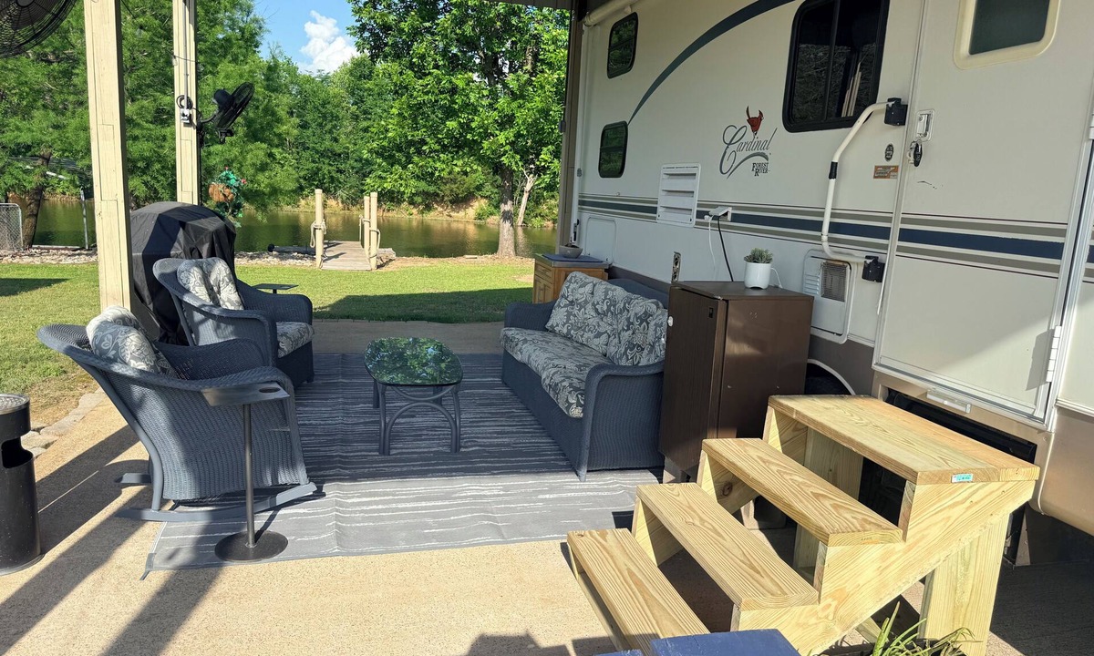 Decaturville House | 2-bedroom waterfront camper in welcoming Decaturville with AC for relaxing stays