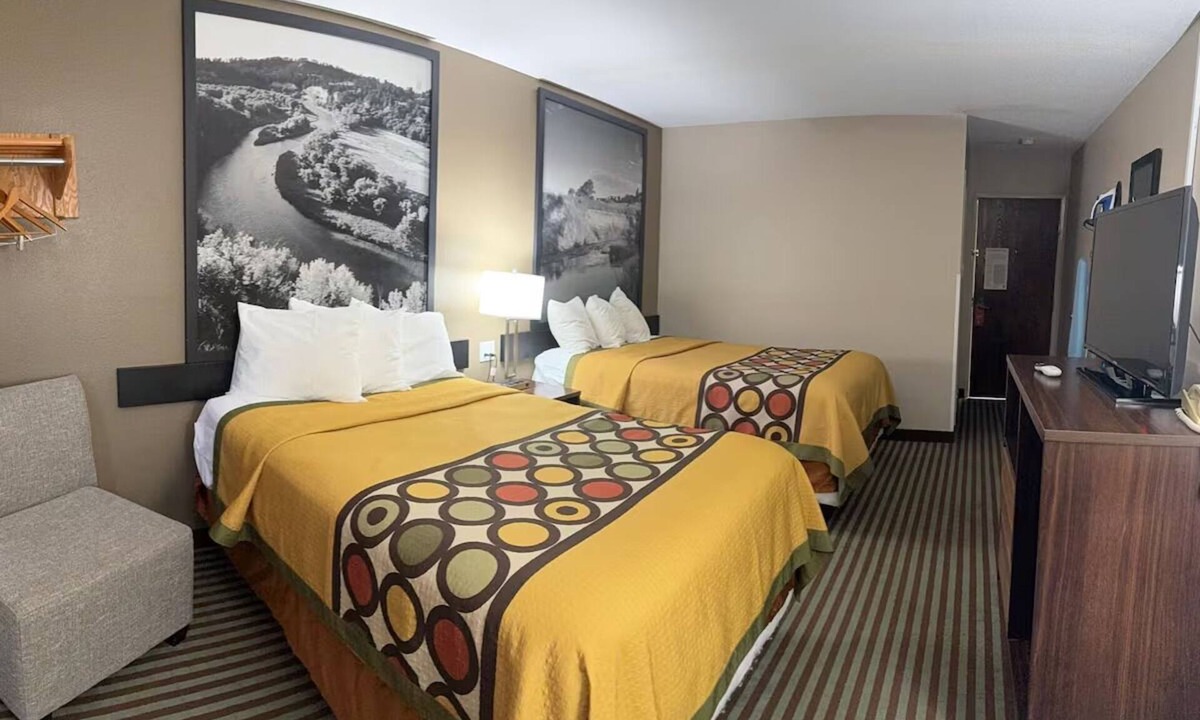 Lexington Hotel | 2 Charming Rooms Near Restaurants & Local Attractions | Free Breakfast & Parking