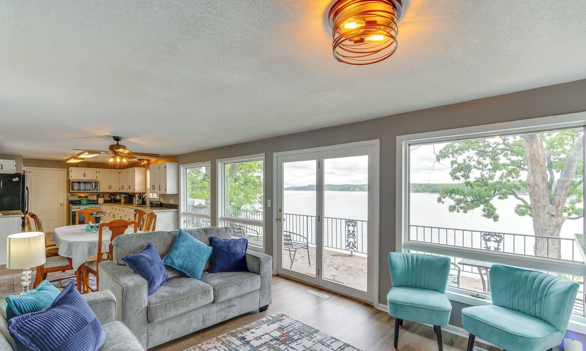 Osage Beach Cottage | 2 Decks, Lake Views! Group Escape in Osage Beach