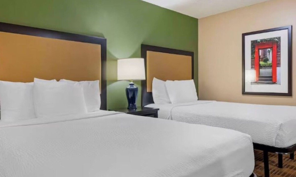 Jeffersontown Hotel | 2 Family-Ready Rooms Near Hurstbourne Country Club – 4.6 miles | Pets allowed