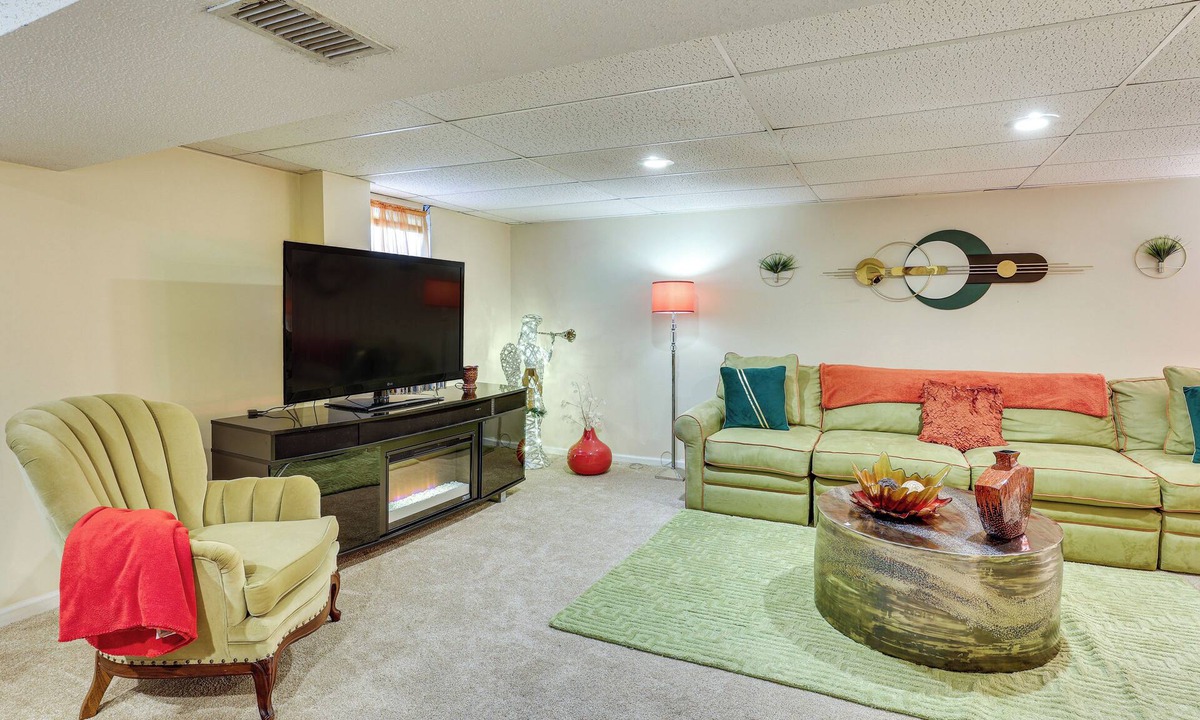 South Kansas City Apartment | 2 Mi to Kansas City Stadium: Cozy Couple’s Studio!