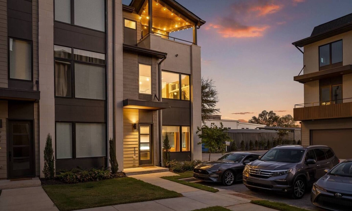Chattanooga House | 2 Townhomes | Sleeps 14 | Sauna | Massage Chair
