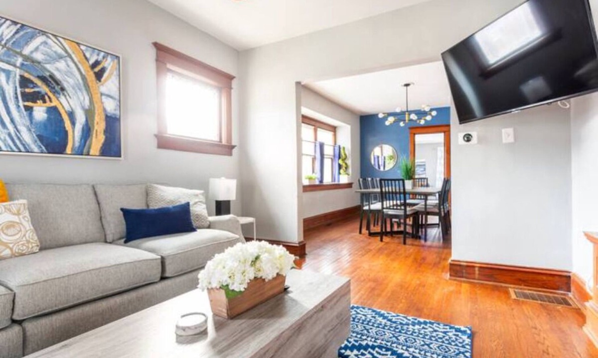 South Hyde Park House | 20% Off Spacious Historic Getaway: 5★ Location, Royal Beds, Game Room & BBQ