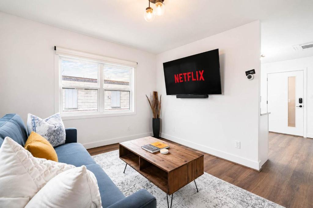 West Main Historic District Apartment | 21 Staves Suite Louisville Bourbon Country Apt