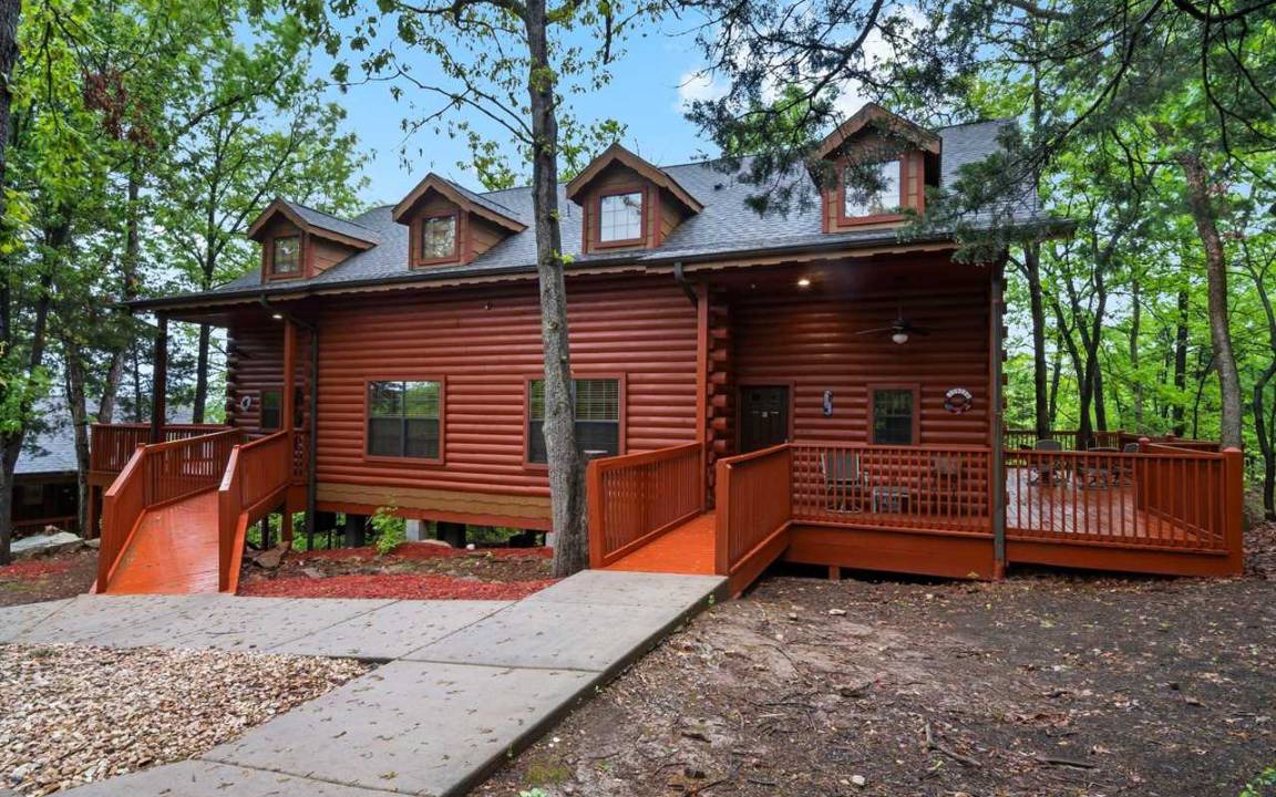 Branson Theater District Cabin | 260 m² Cabin ∙ 6 bedrooms ∙ 16 guests