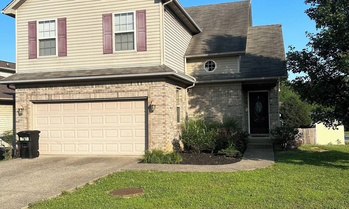 New Albany House | 2600 SF home 15 Minutes from Downtown Louisville in New Albany. Full basement.