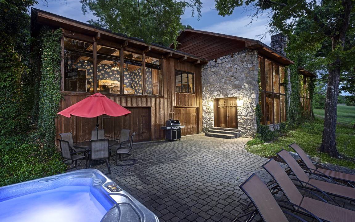 Kimberling City Cabin | 279 m² Cabin ∙ 3 bedrooms ∙ 12 guests