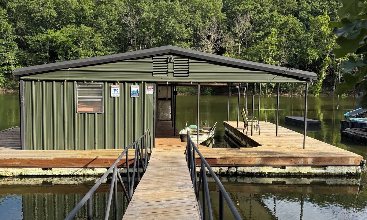 Afton House | 3+bed 3 bath w/2 slip covered dock,on a cove in Duck Creek parking for trailers