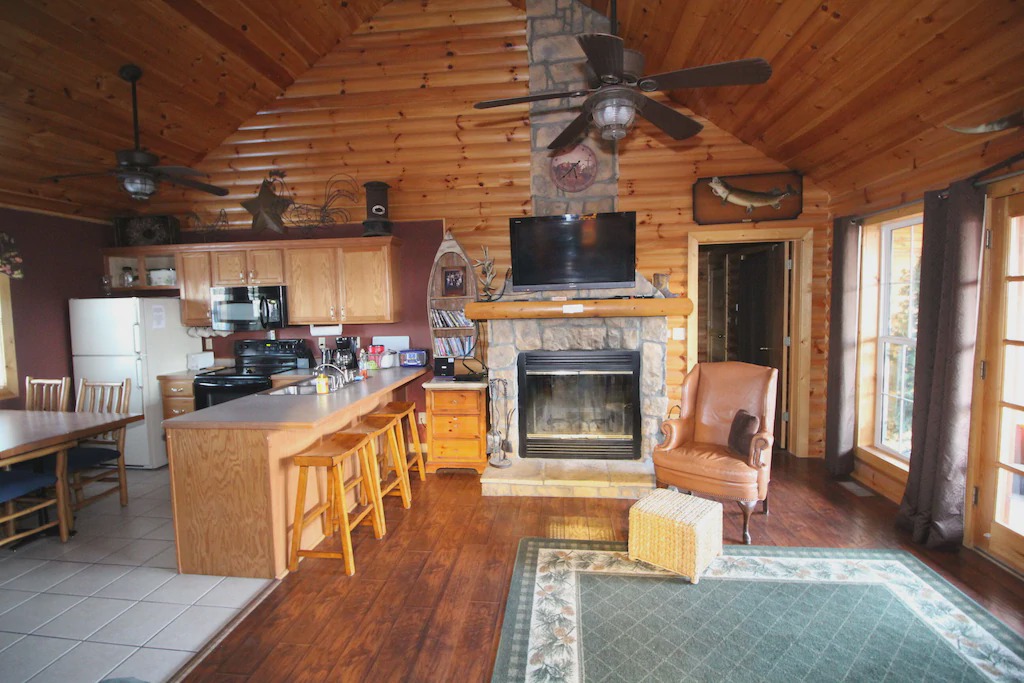 Notch Estates Cabin | 3 bed Log Cabin, w/2 Jacuzzi, 1 mi to SDC, 2 pools, nature trails private lake