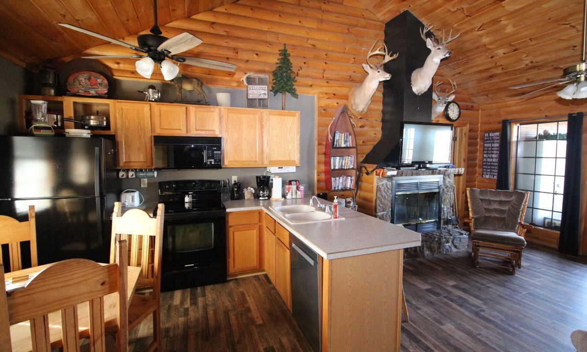 Notch Estates Cabin | 3 bed Log Cabin, w/2 Jacuzzi, 1 mi to SDC, 2 pools, nature trails, private lake