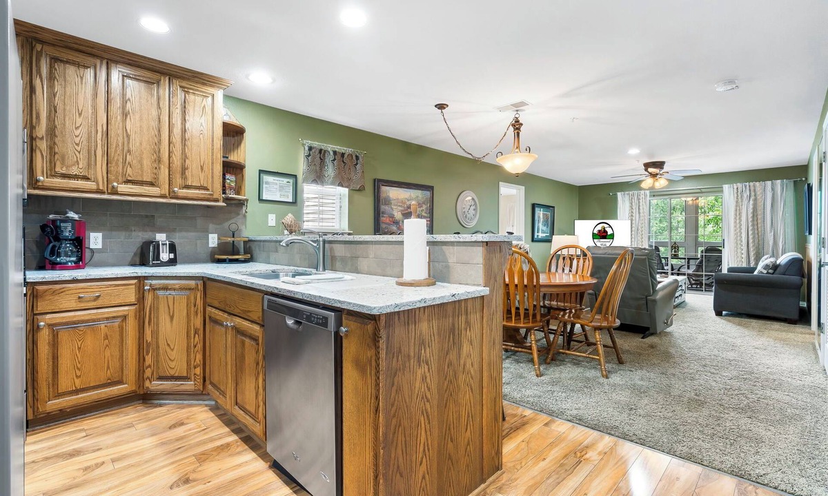 Branson Condo | 3 Bedroom, 3 Bathroom Walk-in Golf Condo with King Beds, Sunroom, and Dining Area