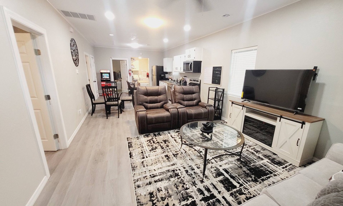 Tulsa House | 3-bedroom house near Downtown Tulsa with a fence in playground