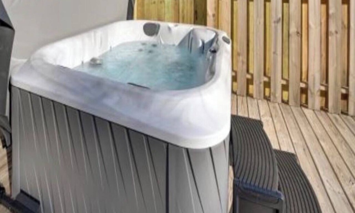 North Upper Street House | 3-bedroom house - Pvt hot tub - close to downtown & campus