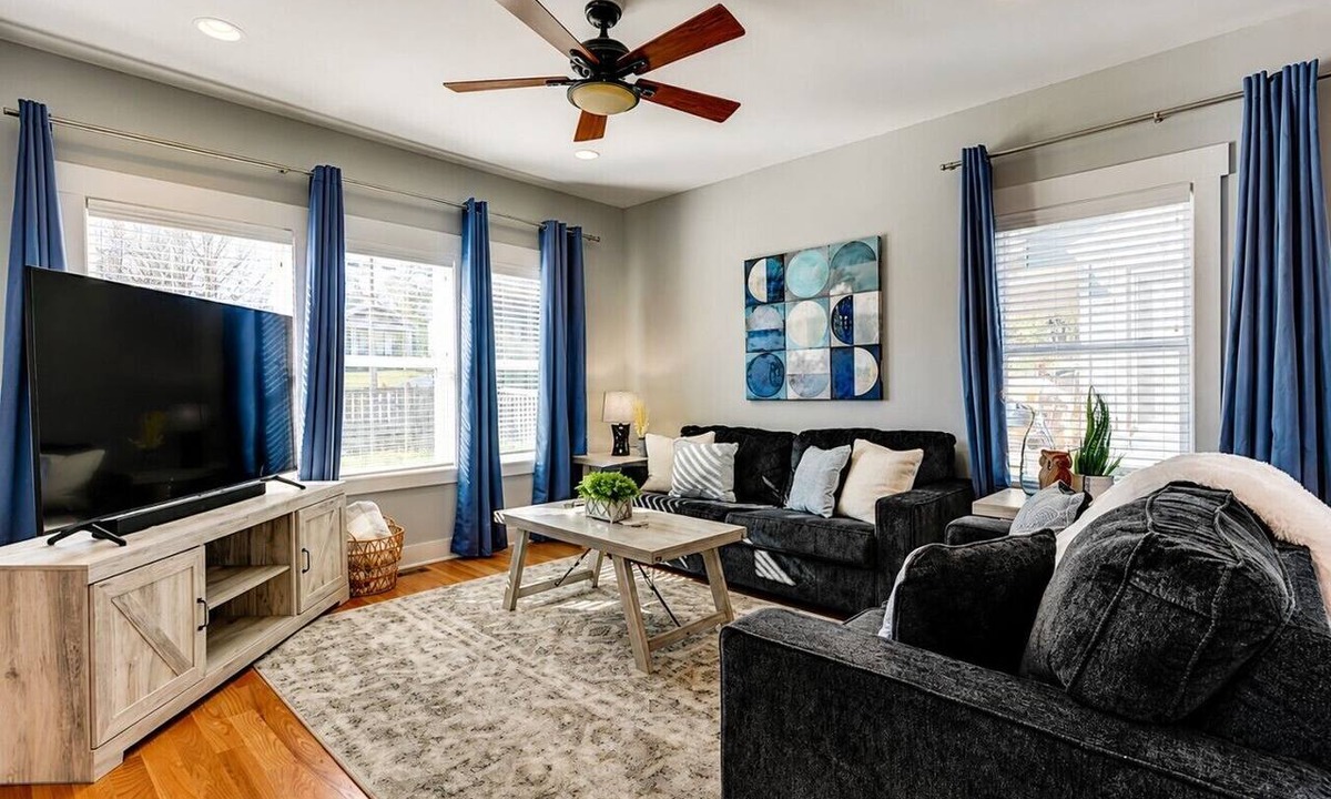 Radnor Apartment | 3 Bedrooms-HUGE yard for pets! 4.5 miles Broadway