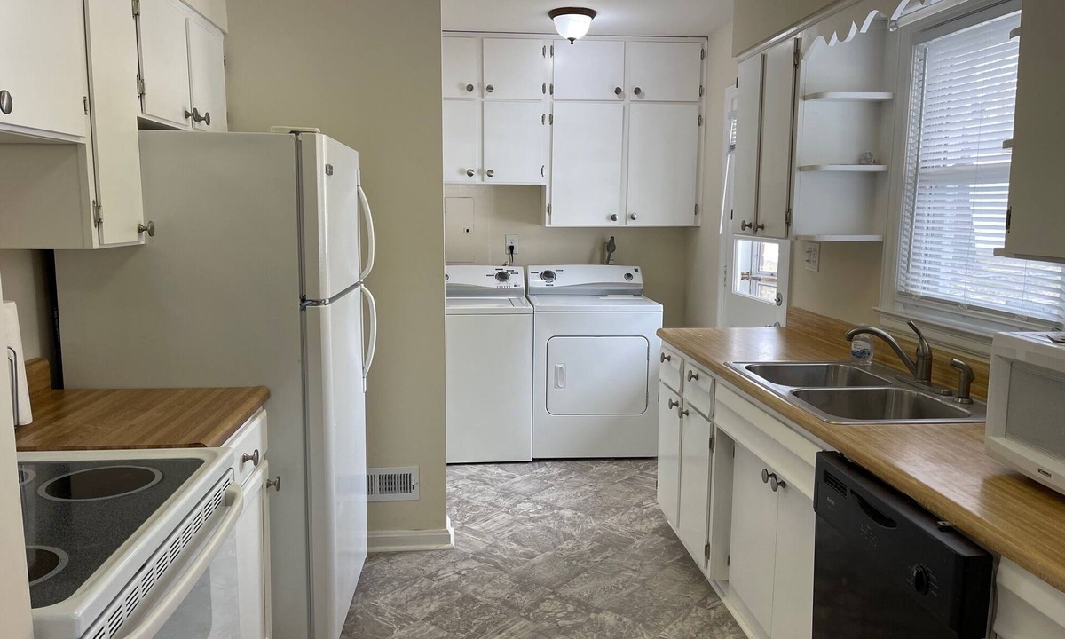 Woodland Hills House | 3 BR, fenced, garage, patio table and grill , office area, TV's in bedrooms.