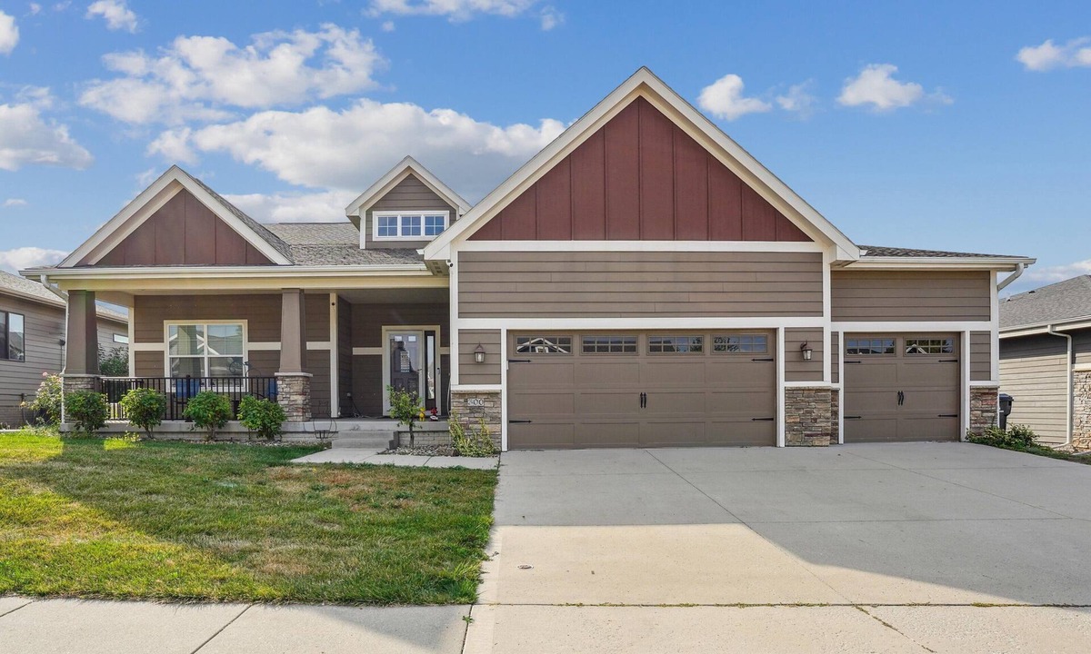 Waukee House | 300 on Abigail. 4BR/3BA. Large kitchen. Deck with TV. Playground.