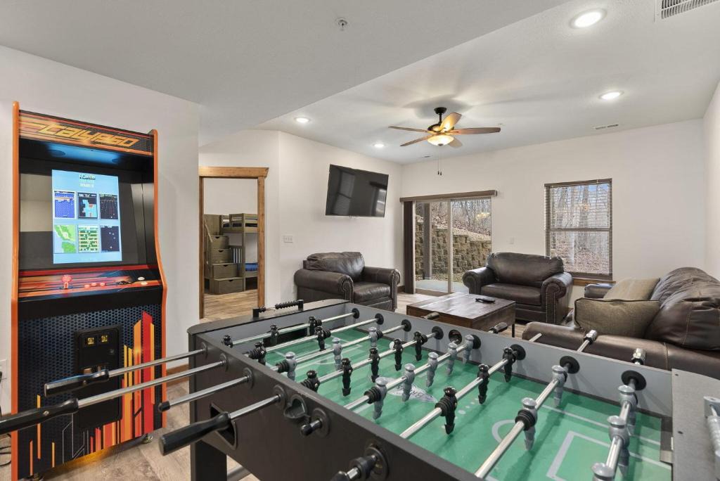 Indian Point House | 3BD Walk-In Near Silver Dollar City - Game Room - Pool - FREE TICKETS INCLUDED - RR-93B