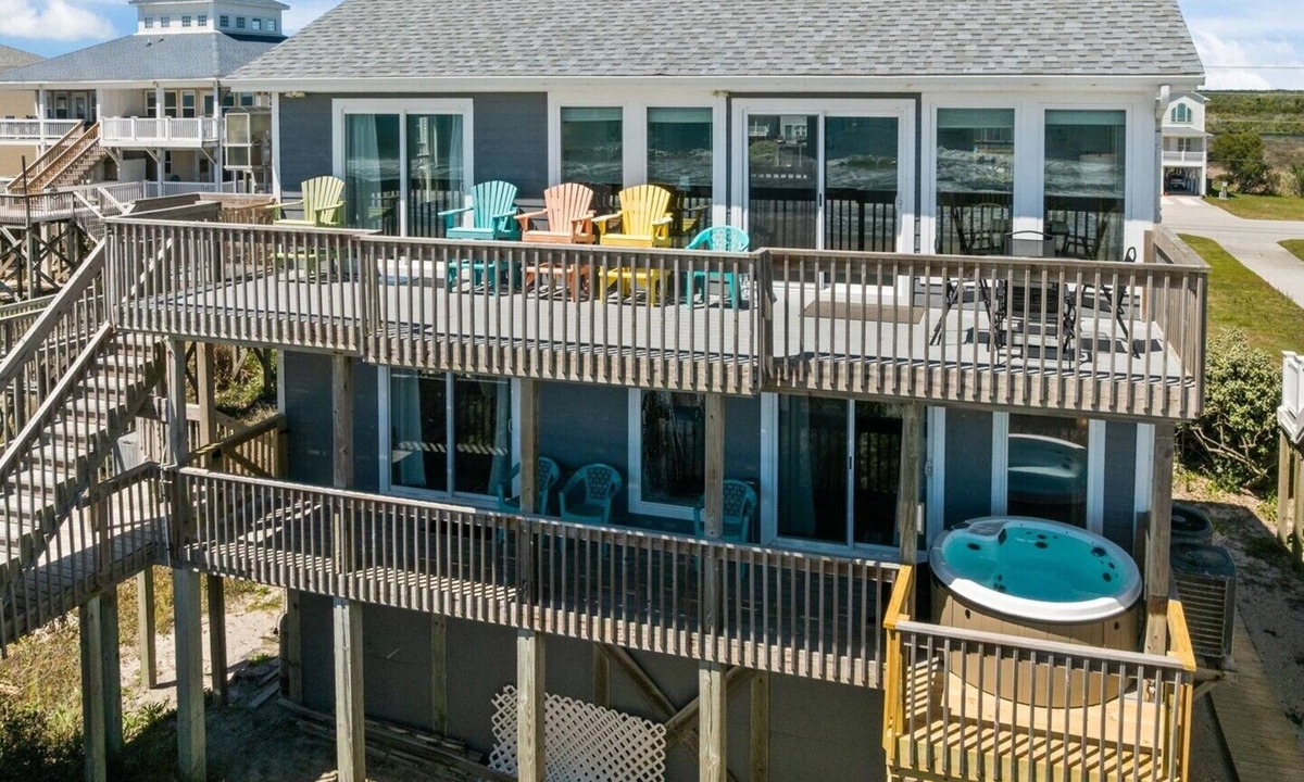 North Topsail Beach House | 3BR Oceanfront House on Topsail Island - Sleeps 8