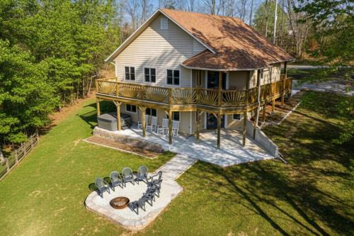Carbondale House | 3BR Ridge Home Hot Tub, Firepit & Valley Views