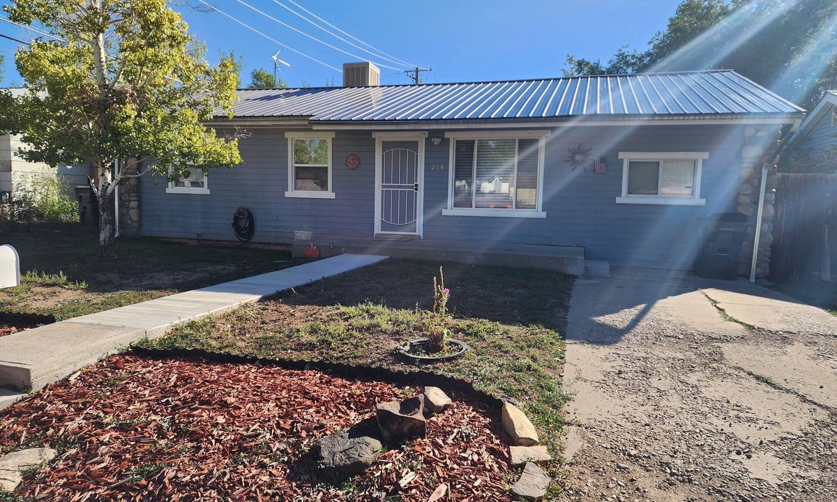 Cortez House | 4-bedroom house in Beautiful Cortez sleeps 8 with wifi big yard big back porch