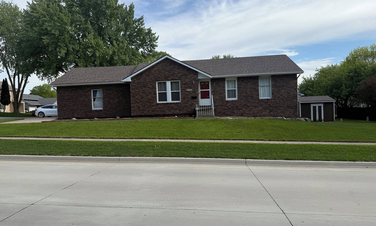 Urbandale House | 4-bedroom Lower Level Option in a Big 7 Br House with a Pool