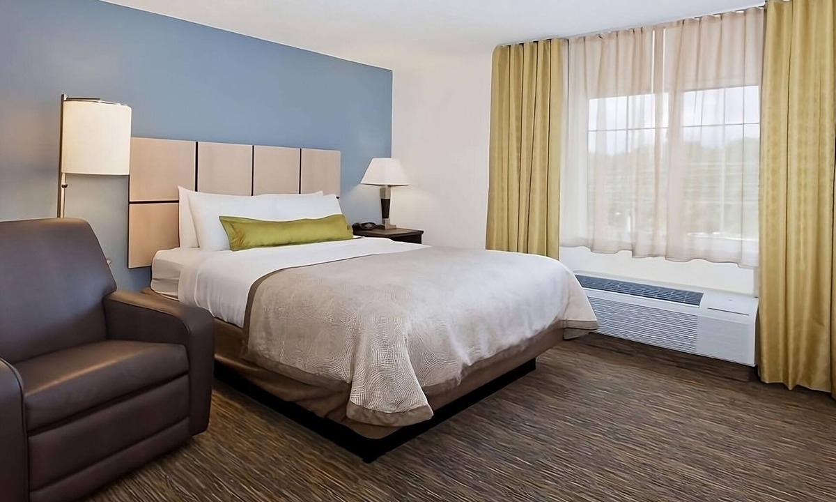 Wichita Hotel | 4 Spacious Units! Kitchen, Free Parking, Close to Wichita Art Museum!
