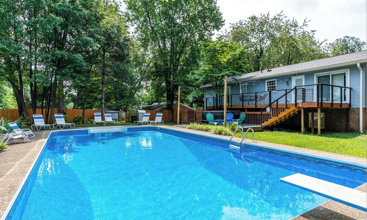 Lexington House | 4BR 3bath 9 beds! Pool, hot tub, movie room, oasis in LEX