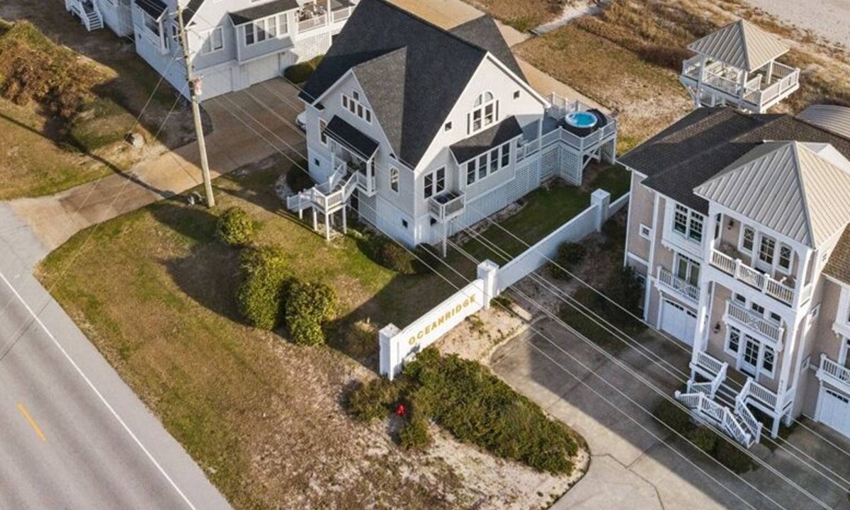 North Topsail Beach House | 4BR Oceanfront House - Hot Tub - Community Pool - Sleeps 14