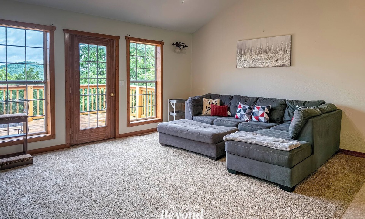 Branson House | 5 bed Mountain View Retreat | Private Pool | Quiet 8 Acres!
