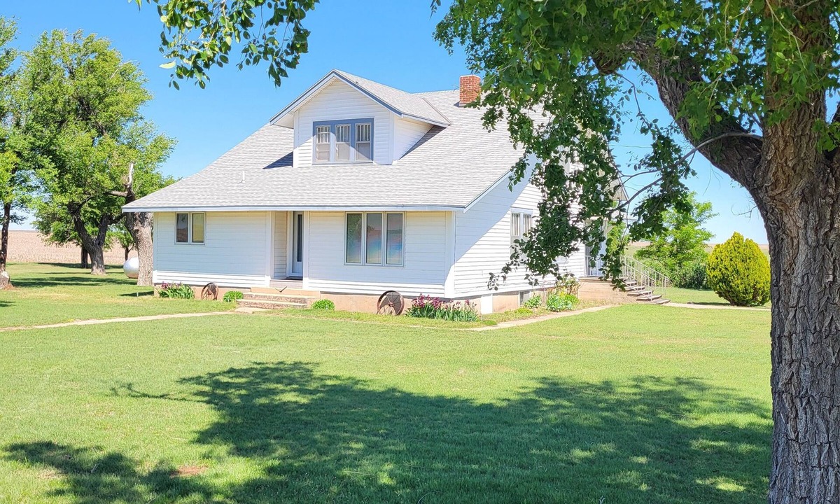 Meade County House | 5-bedroom farmhouse in the heart of farm & ranch country.